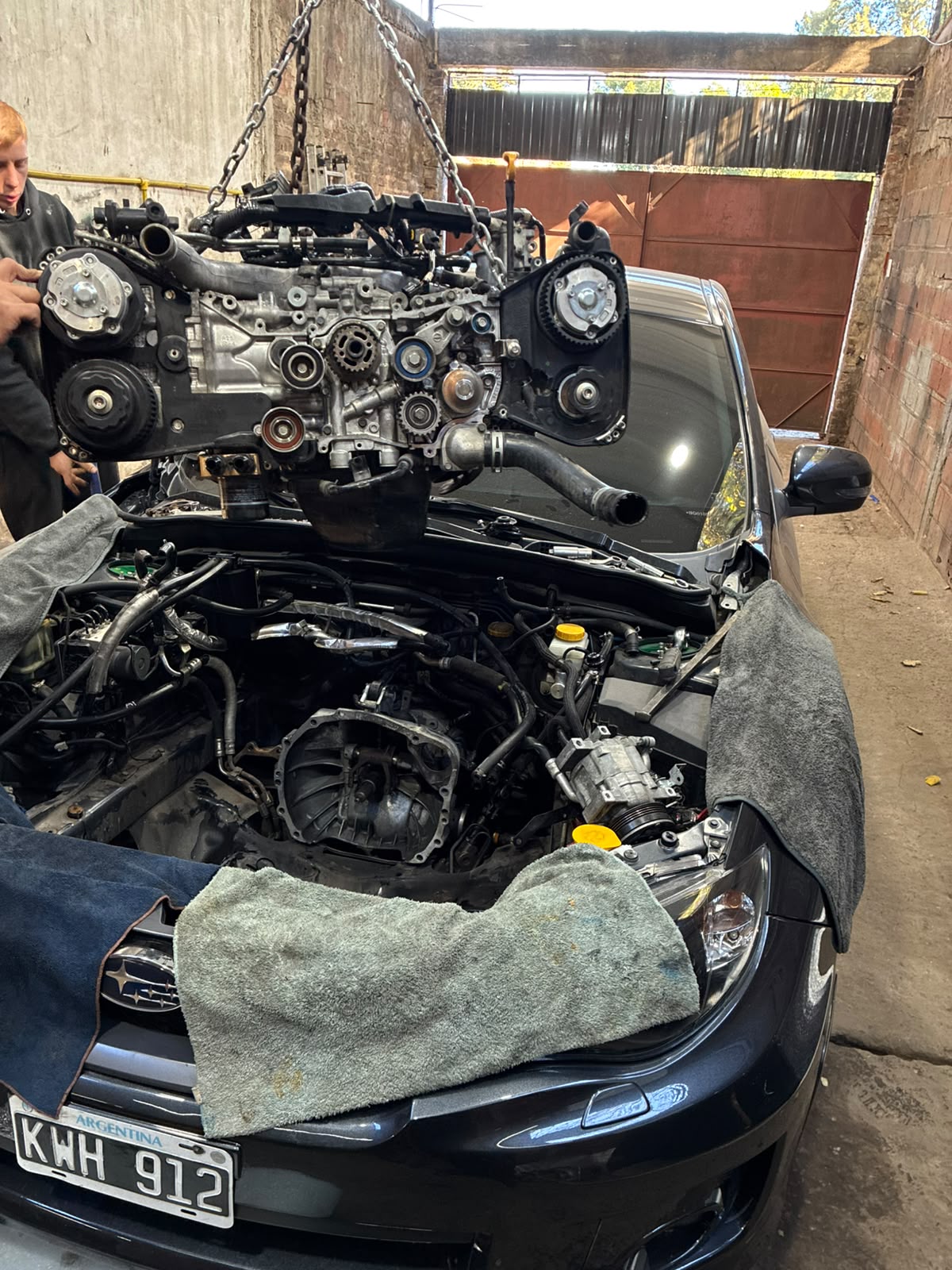 Motor fuera del auto en proceso de trabajo de VRT Swaps