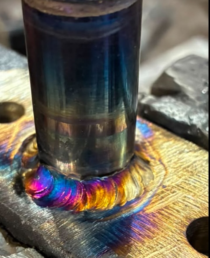 Detalle de soldadura con colores de temple en trabajo de VRT Swaps